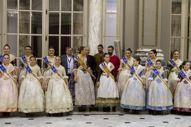 Las Falleras Mayores y su corte de honor brindan con horchata de chufa de Valencia
