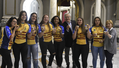 Joan Ribó, alcalde de Valencia brinda con la selección valenciana femenina de rugbi